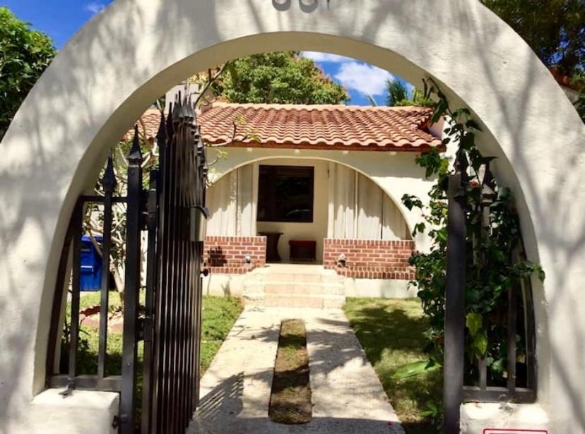 Entire Private Beautiful 2 Bedroom Plus Den House With Gated Front&Back Yard And Free Parking 10Min Drive To Miami Beach Екстериор снимка