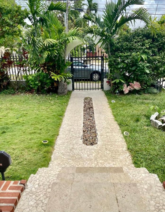 Entire Private Beautiful 2 Bedroom Plus Den House With Gated Front&Back Yard And Free Parking 10Min Drive To Miami Beach Екстериор снимка