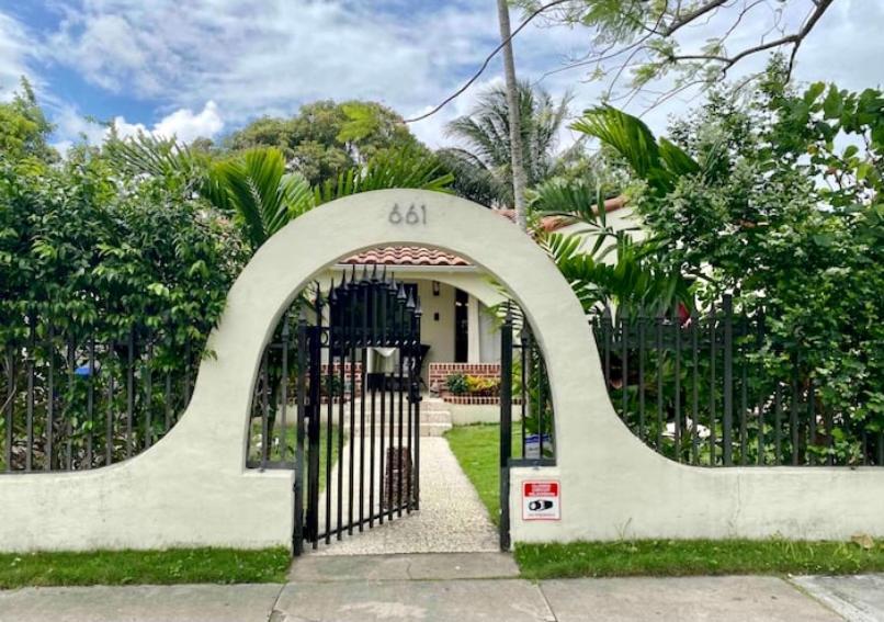 Entire Private Beautiful 2 Bedroom Plus Den House With Gated Front&Back Yard And Free Parking 10Min Drive To Miami Beach Екстериор снимка