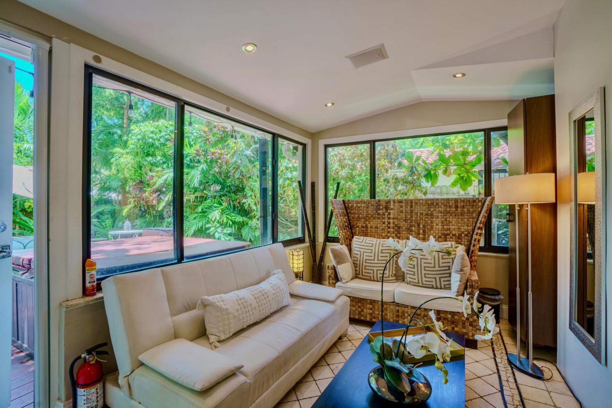 Entire Private Beautiful 2 Bedroom Plus Den House With Gated Front&Back Yard And Free Parking 10Min Drive To Miami Beach Екстериор снимка