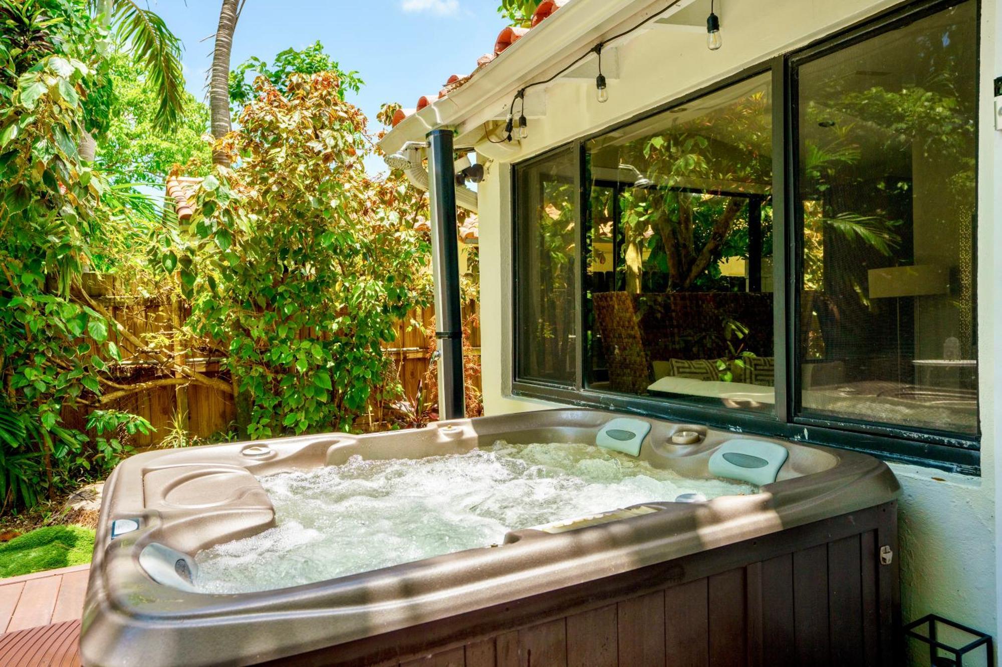 Entire Private Beautiful 2 Bedroom Plus Den House With Gated Front&Back Yard And Free Parking 10Min Drive To Miami Beach Екстериор снимка