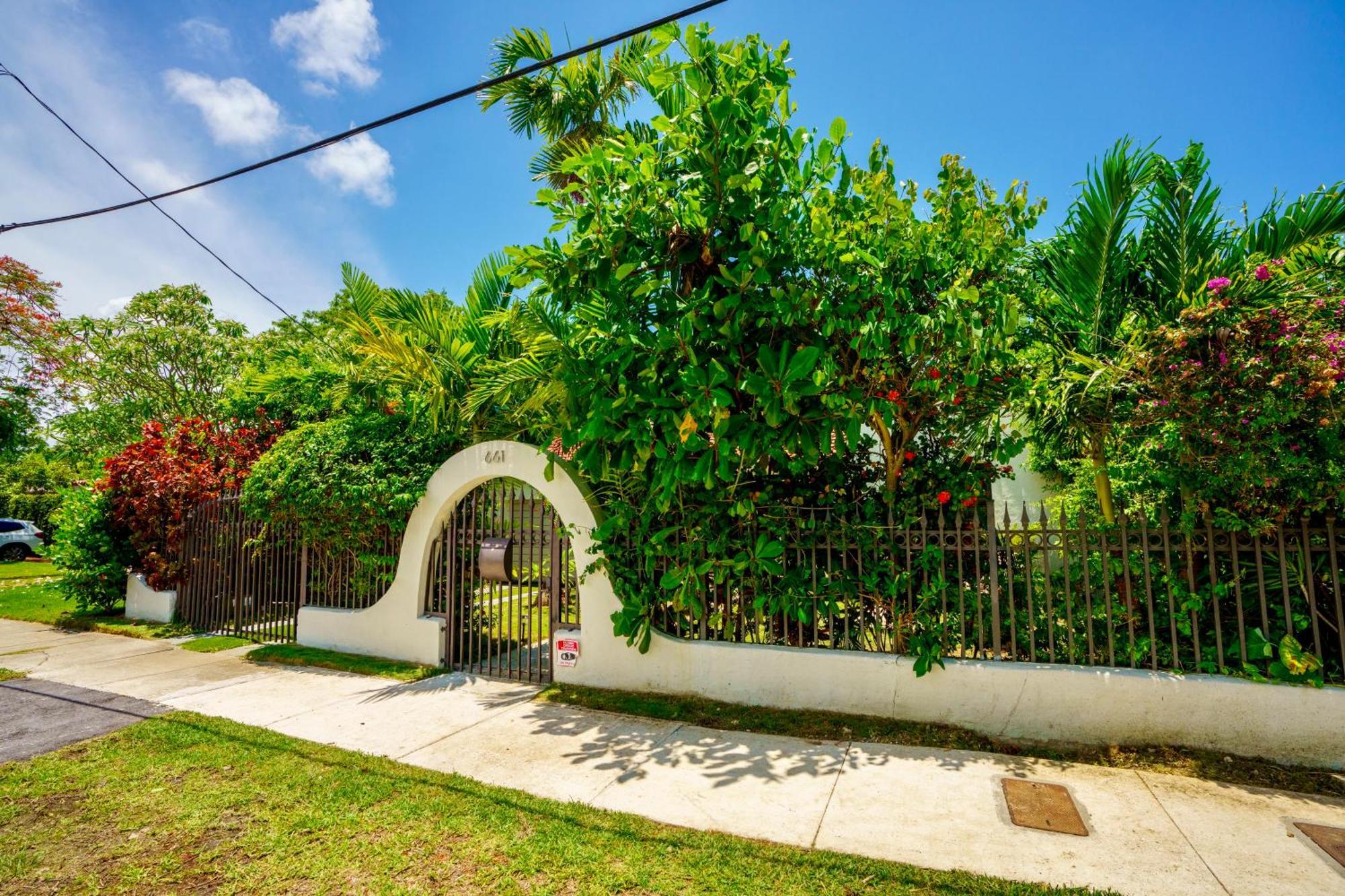 Entire Private Beautiful 2 Bedroom Plus Den House With Gated Front&Back Yard And Free Parking 10Min Drive To Miami Beach Екстериор снимка